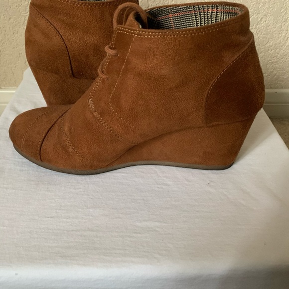 Shoes - Picture 3 of 6